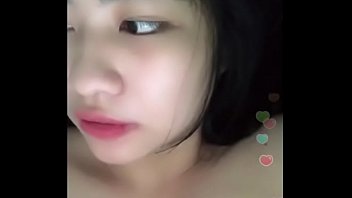 Приятель мастурбирует облитую маслецем попу татуированной кореянки секс игрушками
