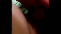 Азиатская телка в красной футболке лобызает пенис друга перед окном